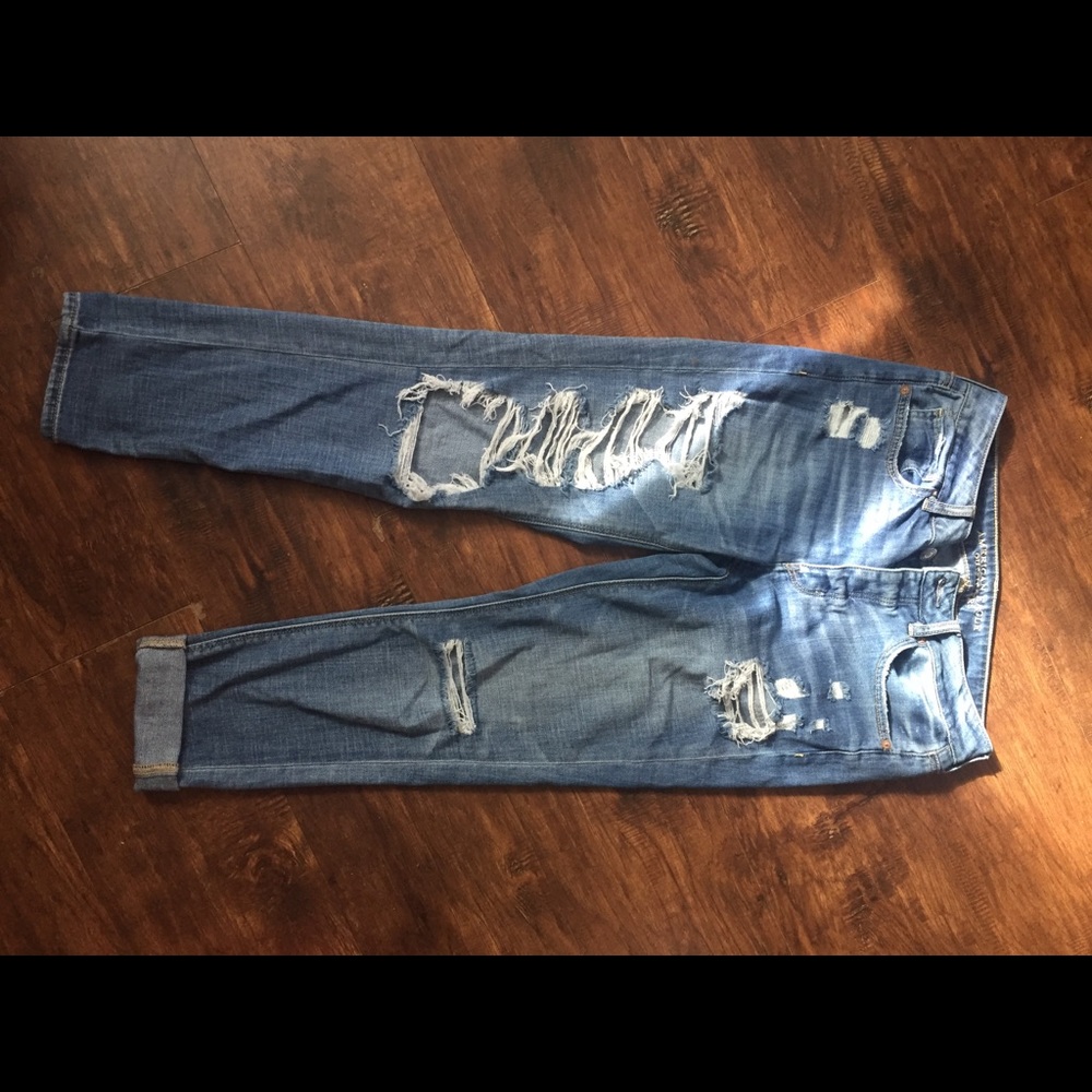 American Eagle Distressed Tomgirl Jeans